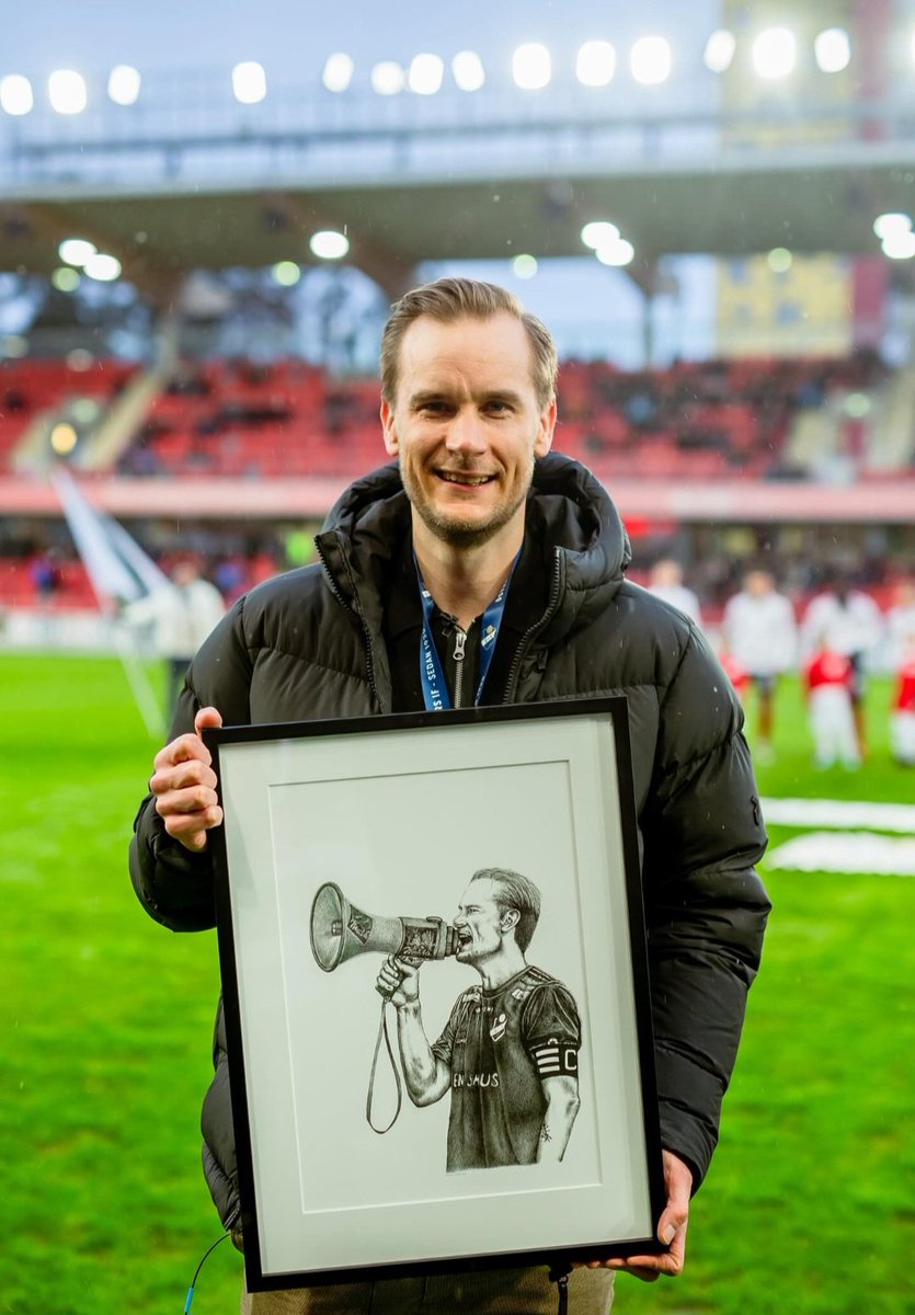Jag fick den stora äran att för <a href="/OstersIF/">Östers IF</a> göra en avtackningsgåva till Lagkapten Månz Berg.  Den är gjord i tusch.  Så glad och tacksam för förtroendet ännu en gång.  Stort tack också <a href="/JensaMagnusson/">Jens Magnusson</a> 
Mvh Malin Wiberg ❤️