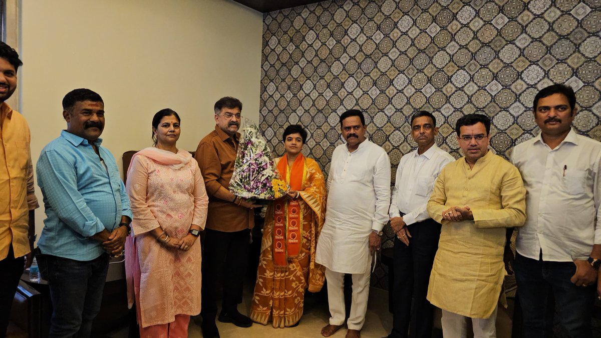 Awhadspeaks's tweet photo. कल्याण लोकसभेच्या शिवसेना (उद्धव ठाकरे) आणि  महाविकास आघाडीच्या उमेदवार,वैशाली दरेकर यांनी आज माझ्या निवासस्थानी भेट दिली.त्यांच्यासोबत अनेक बाबींवर सकारात्मक चर्चा झाली.त्यांना लोकसभा निवडणुकीसाठी मन:पूर्वक शुभेच्छा देत, ताकदीने सोबत असल्याची ग्वाही दिली.
यावेळी शिवसेनेचे (उद्धव ठाकरे) ज्येष्ठ नेते श्री.राजन विचारे,श्री.केदार दिघे,श्री.वरुन सरदेसाई,सौ.ऋता आव्हाड,श्री.सुहास देसाई,श्री.विक्रम खामकर आणि इतर सहकारी उपस्थित होते.