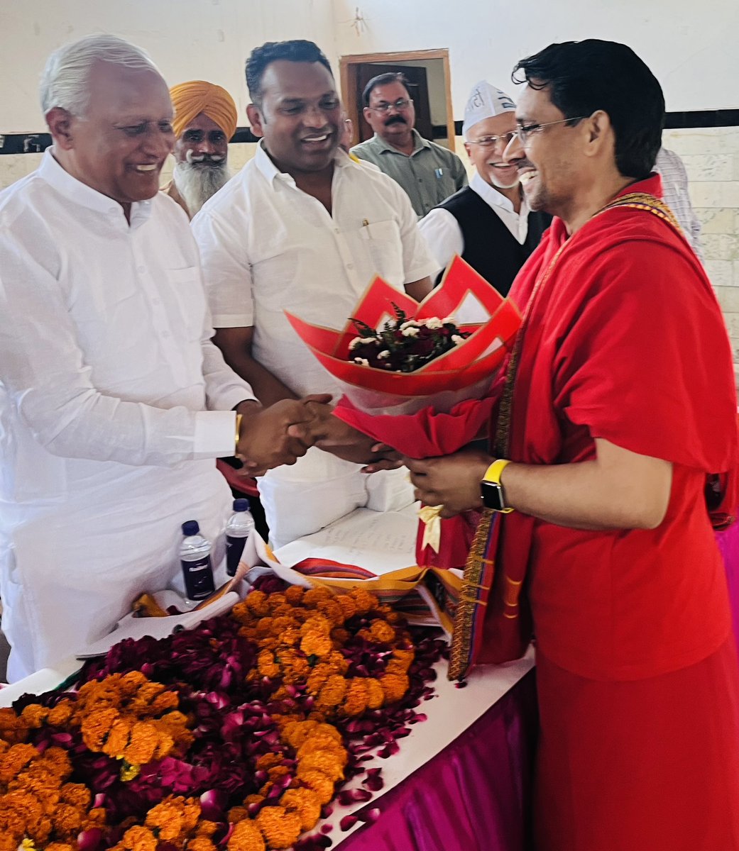 NareshSharma36_'s tweet photo. आज देहरादून में आम आदमी पार्टी पदाधिकारीयो की मीटिंग में पहुँचे उत्तराखंड प्रभारी श्री वारिंद्र गोयल जी (विधायक पंजाब)  सह प्रभारी श्री रोहित महरोलिया जी (विधायक दिल्ली) जी व कार्यकारी प्रदेश अध्यक्ष श्री एस एस कलेर जी का स्वागत करते हुए! @AamAadmiParty https://t.co/2BIl56w6Or