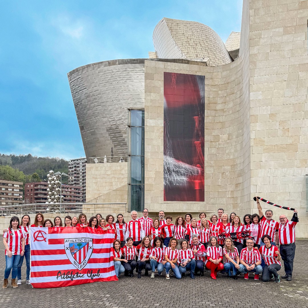¡Ha llegado el gran día! El Museo apoya al @AthleticClub, en un día histórico para el club y para Bilbao. ¿Cuál crees qué va a ser el resultado? ¡Cuéntanos! Aupa Athletic! 🔴⚪ #GuggenheimBilbao #AthleticClub #UniqueInTheWorld