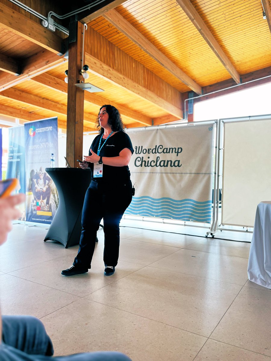 ¡Grande, rojo y subrayado!
<a href="/acirujano/">Ana Cirujano 🏳️‍🌈</a> en la #WCChiclana