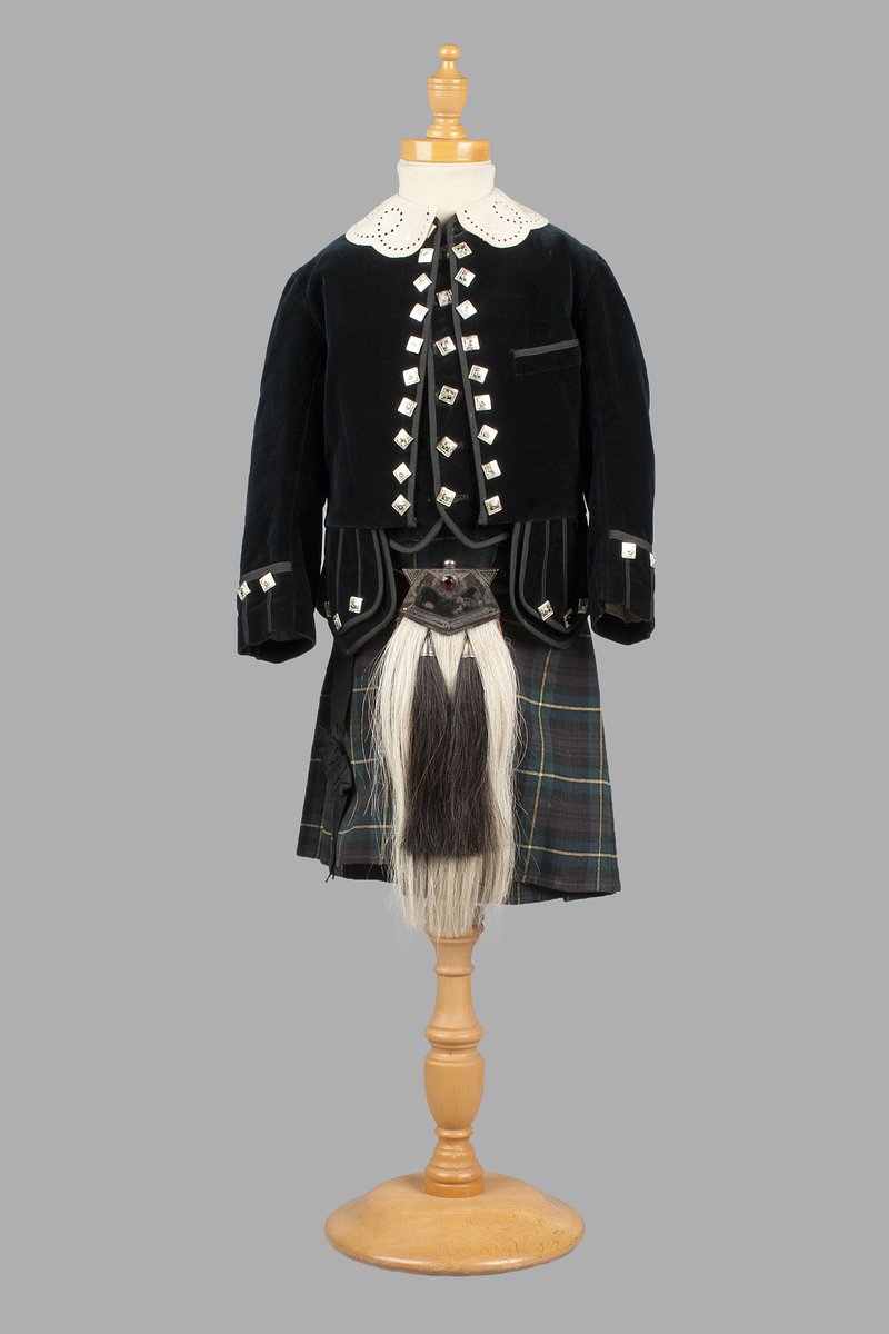 🥳 Happy #TartanDay! Did you know that tartan is believed to have been worn in Scotland since at least the 3rd century A.D? 🏴󠁧󠁢󠁳󠁣󠁴󠁿 1️⃣ Gordon Tartan Dress, 1854 2️⃣ Gordon Tartan Kilt, 1880s