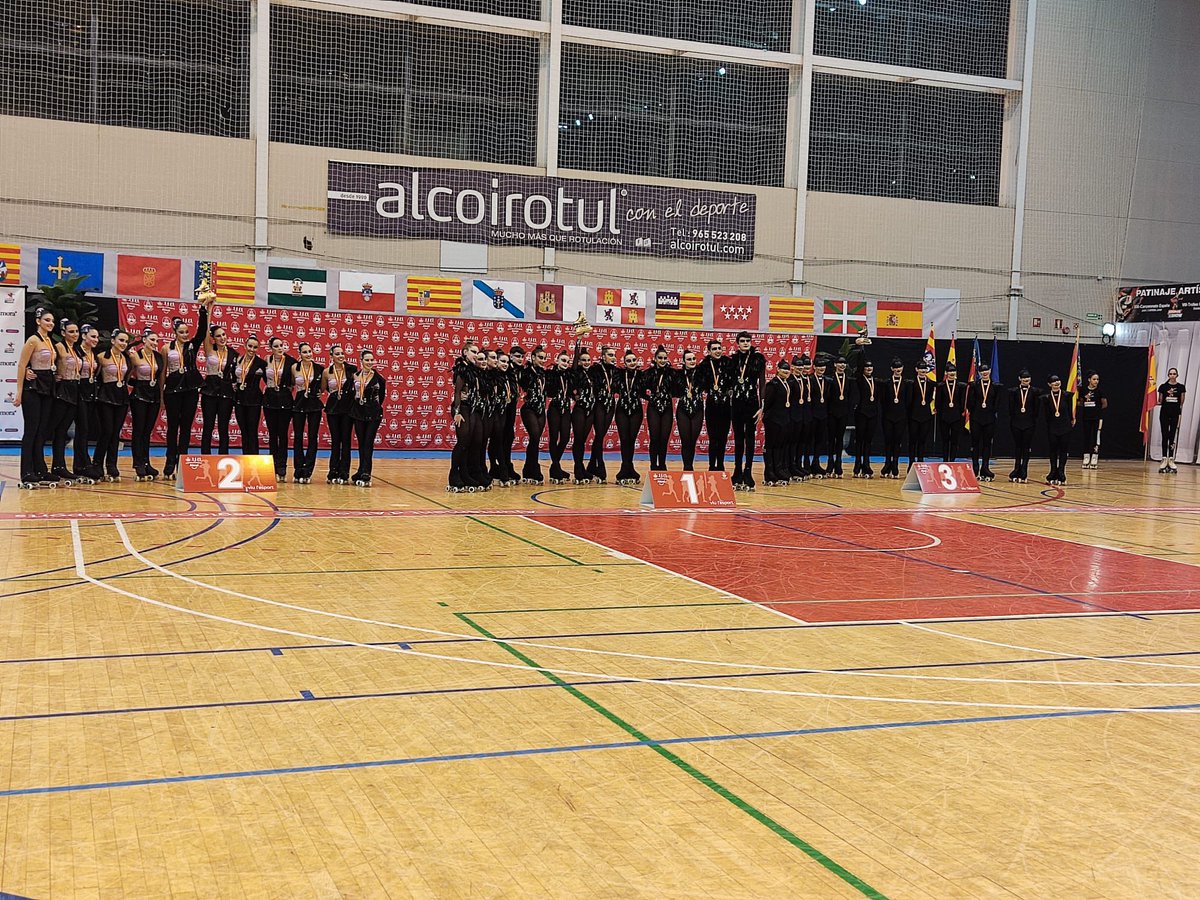 aytolaredo's tweet photo. 🛼La Escuela de #PatinajeArtístico de #Laredo se ha proclamado ayer campeona de #España en el VIII Trofeo Alcoy de grupos pequeños #show.

¡Enhorabuena chic@s!👏🏼🇪🇸🥇 https://t.co/lvTgQqTXiX