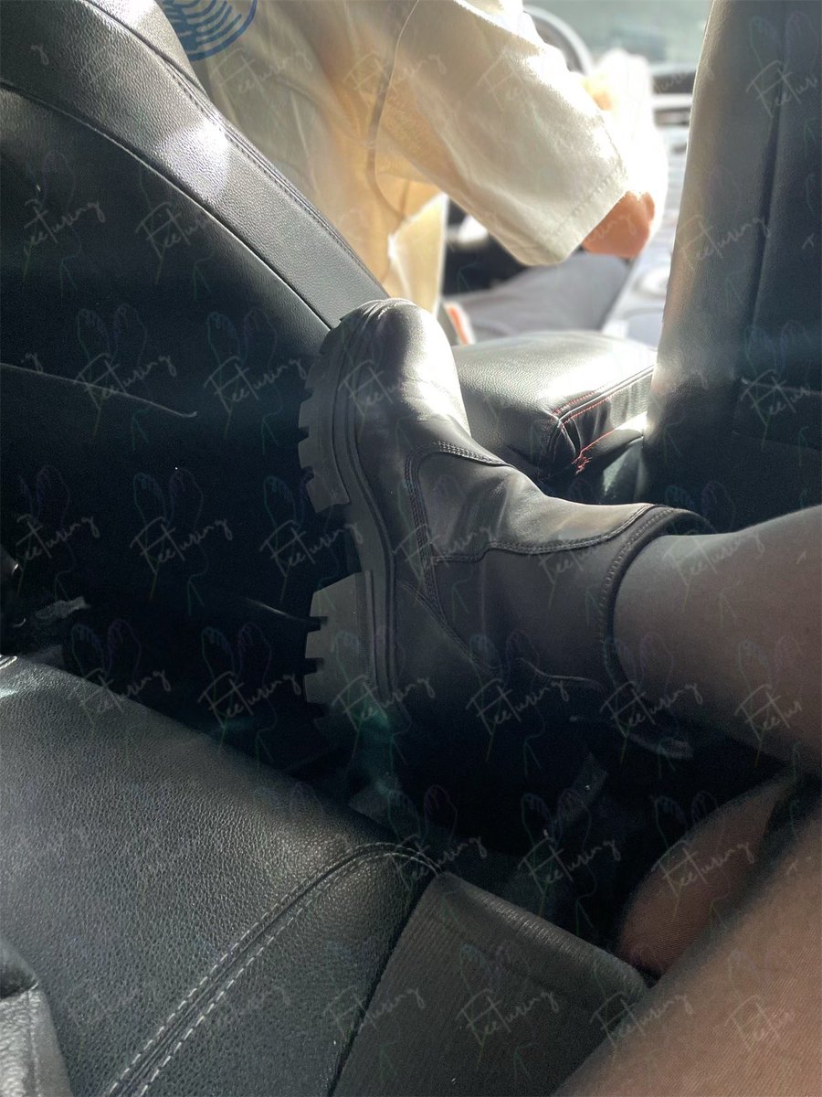 À chaque fois que j’entre dans un Uber, je me demande si le chauffeur est fétichiste. Oups, déformation professionnelle. 🤭 Imagine t’es Uber et tu tombes sur moi, qu’est-ce que tu fais ? 😜 #domina #boots #stockings