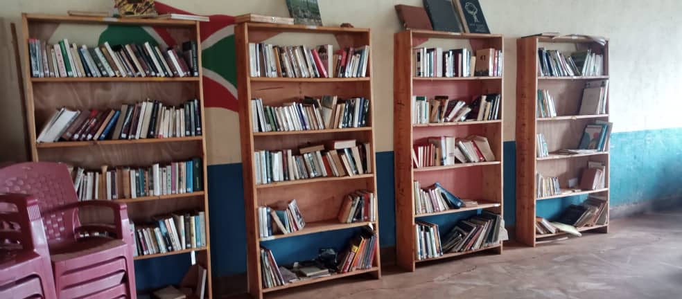 MagazineJimbere's tweet image. 📖 Le centre de lecture et d'animation culturelle (CLAC) de #Nyamurenza  en @NgoziProvince fait face à une pénurie de livres écrits en kirundi

📚 "Malgré 174 lecteurs enregistrés pour l'année 2024 et 837 livres dans nos rayons, nous n'avons aucun livre rédigé en kirundi",…