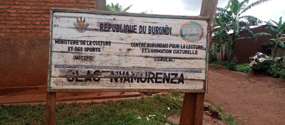 MagazineJimbere's tweet image. 📖 Le centre de lecture et d'animation culturelle (CLAC) de #Nyamurenza  en @NgoziProvince fait face à une pénurie de livres écrits en kirundi

📚 "Malgré 174 lecteurs enregistrés pour l'année 2024 et 837 livres dans nos rayons, nous n'avons aucun livre rédigé en kirundi",…