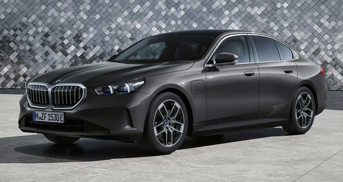 El verdadero lujo en 2024, 25 o 2030 es tener 1200 km de autonomía y 200 CV, no tener 1200 CV y 200 km de autonomía*. La industria del motor está volteada. Los caballos son “gratis”, la autonomía lo caro (=costoso, inaccesible). 

Antes era al revés. Muchos no lo pillan todavía.