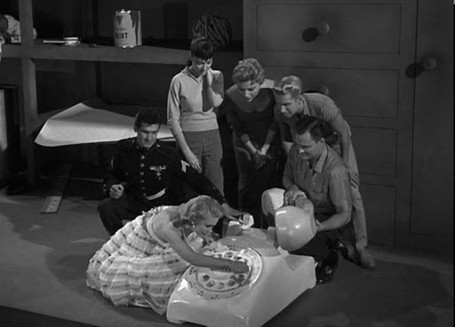 AngusKohm's tweet photo. #FridayNightAtTheHomeDriveIn
Attack of the Puppet People (1958) by #BertIGordon
w/#JohnAgar #JohnHoyt #JuneKenney
A lonely, deranged doll maker invents a way to shrink people and turn them into living dolls.
“Terror Comes In Small Packages!”
#Horror #SciFi
#NotQuiteClassicCinema https://t.co/4LaoPrapG0