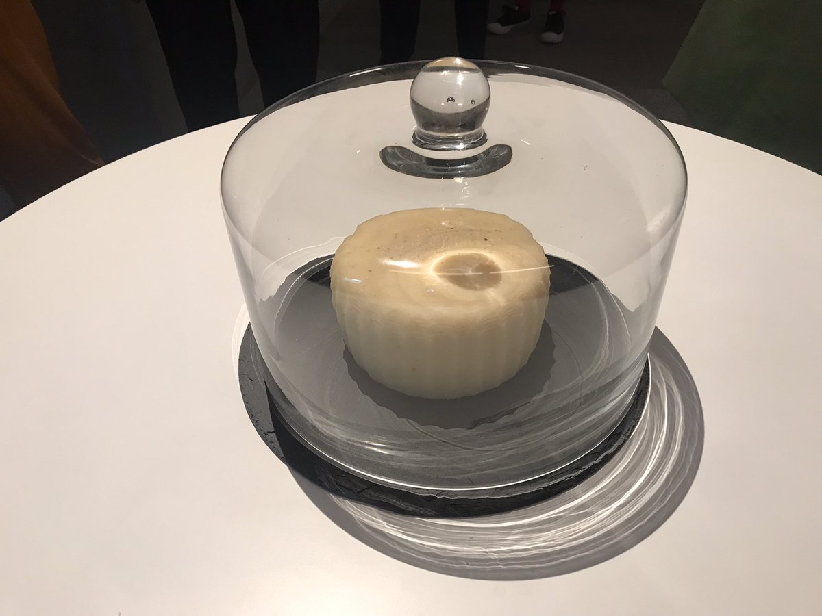 MariaAPappa's tweet image. Es gibt ja schon spezielle Experimente und Ideen 😉
Ein Käse aus meinen Bakterien… tönt ein bisschen „gruselig“ und gleichzeitig ist es Alltag.
Die besondere Ausstellung im Kunstmuseum