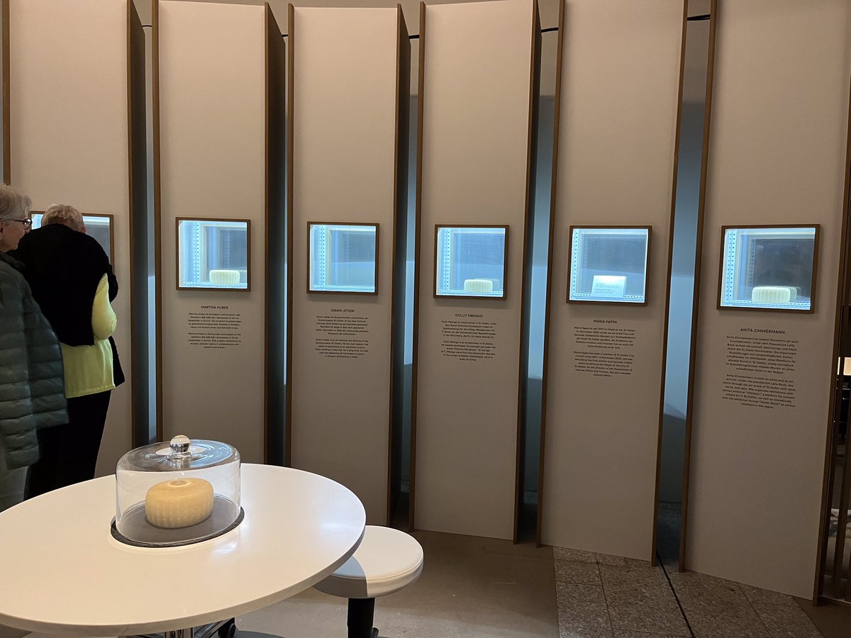 MariaAPappa's tweet image. Es gibt ja schon spezielle Experimente und Ideen 😉
Ein Käse aus meinen Bakterien… tönt ein bisschen „gruselig“ und gleichzeitig ist es Alltag.
Die besondere Ausstellung im Kunstmuseum