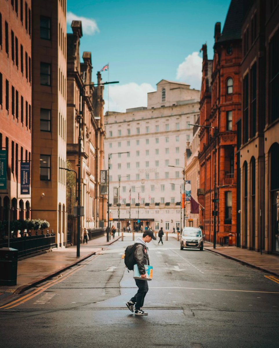 Quebec Street is now completely closed to cars at one end. Looks like they're moving towards pedestrianising the whole city centre! 🚗🚫🚶 Photo by IG: h10photography #Leeds #leedscitycentre #10minutecity