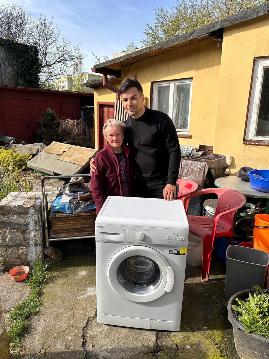 Dzień dobry.☺️

Pani Zosia nie wierzyła, że ktoś tak po prostu przyjedzie podarować jej pralkę. Zrobiliśmy jej dziś z dobre_miejsce_katowice  małą niespodziankę.

Jej uśmiech jest dla nas największą nagrodą❤️

Mam jeszcze małą prośbę, proszę polubcie ten post i podajcie dalej. W