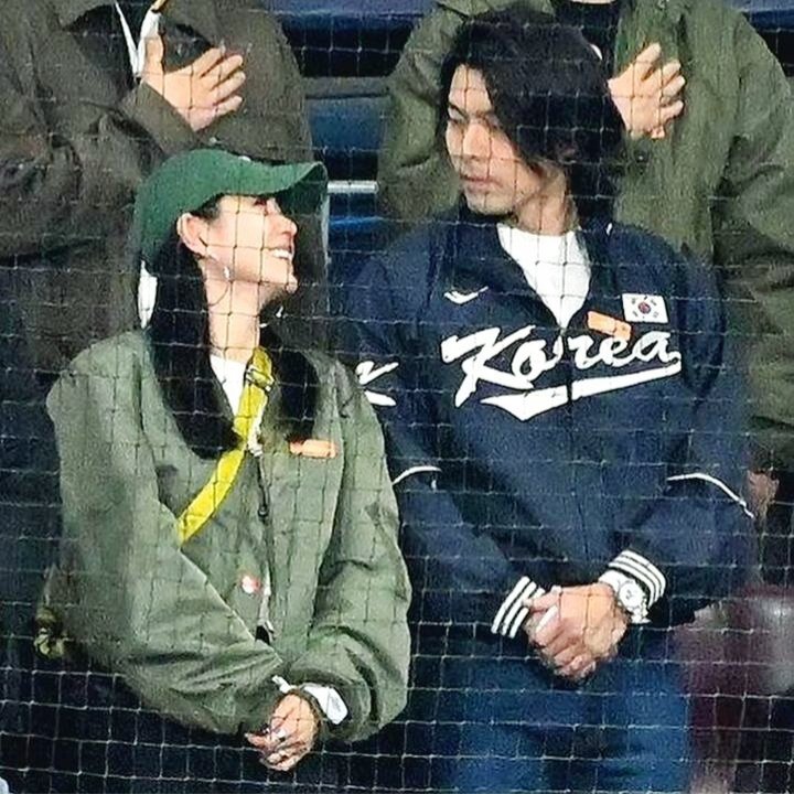 THE SAME LOOK OF LOVE JUST LIKE IN THEIR DRAMA. CLOY 💛💚 MARRIED