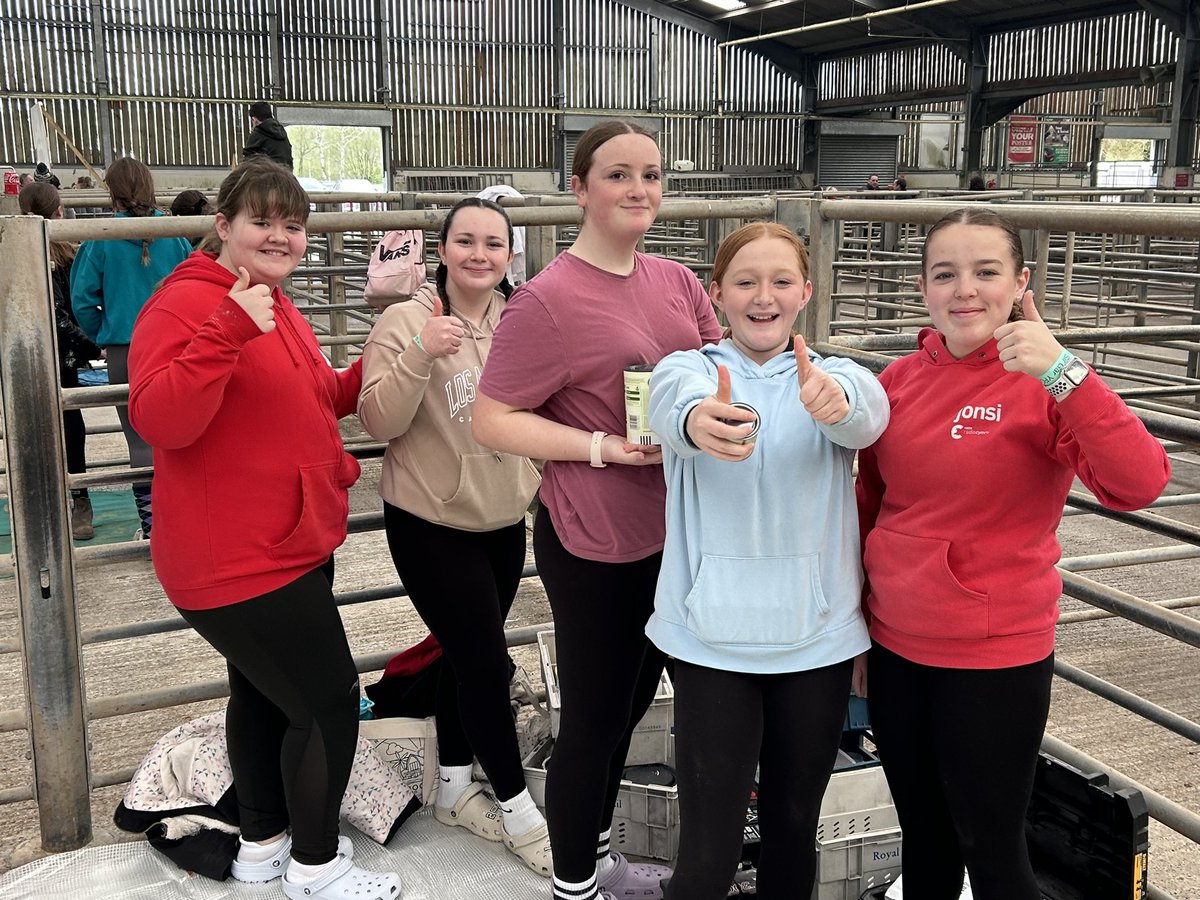 Mae’r ffab five hyn yn cystadlu yn diwrnod gwaith maes   <a href="/cffisirgar/">CFfI Sir Gâr YFC</a> bore ma !! Dylunio a cynhyrchu arwydd i hyrwyddo rali’r sir ! Byddwch chi gyd yn gallu gweld yr arwydd (ar ol i’r paent sychu) yn y pentre cyn hir 👍

#boisllanddarog