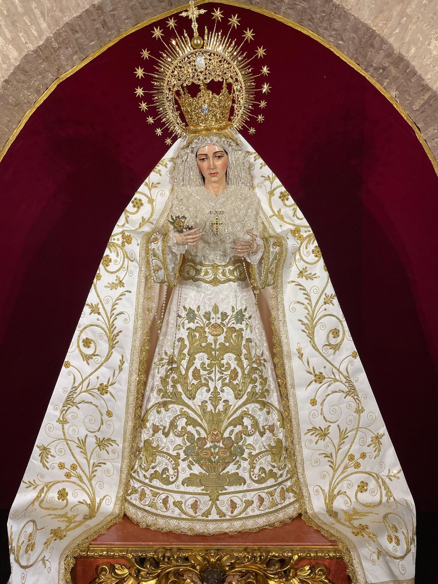 ResurreccionSev's tweet photo. Nuestra Señora de la Aurora vuelve a su capilla tras la Semana Santa. Para el tiempo de Pascua, la Santísima Virgen viste saya y manto blancos bordados en oro por N.H.D. José Ramón Paleteiro. https://t.co/EGtvBFXwIh