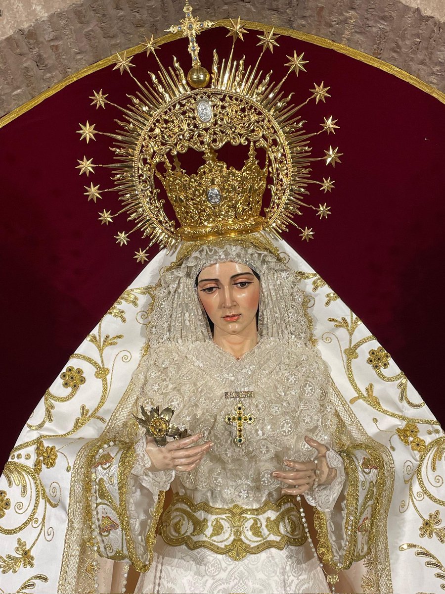 ResurreccionSev's tweet photo. Nuestra Señora de la Aurora vuelve a su capilla tras la Semana Santa. Para el tiempo de Pascua, la Santísima Virgen viste saya y manto blancos bordados en oro por N.H.D. José Ramón Paleteiro. https://t.co/EGtvBFXwIh