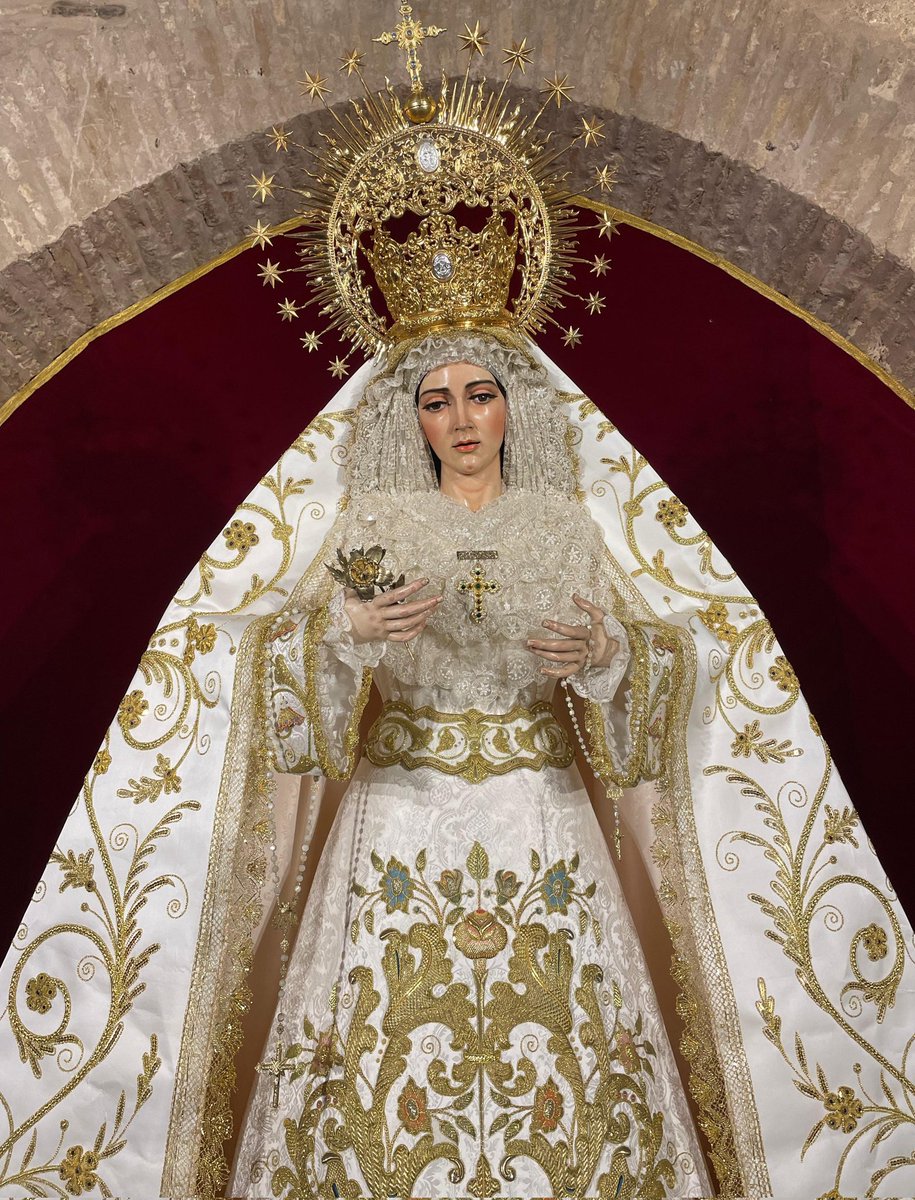 Nuestra Señora de la Aurora vuelve a su capilla tras la Semana Santa. Para el tiempo de Pascua, la Santísima Virgen viste saya y manto blancos bordados en oro por N.H.D. José Ramón Paleteiro.