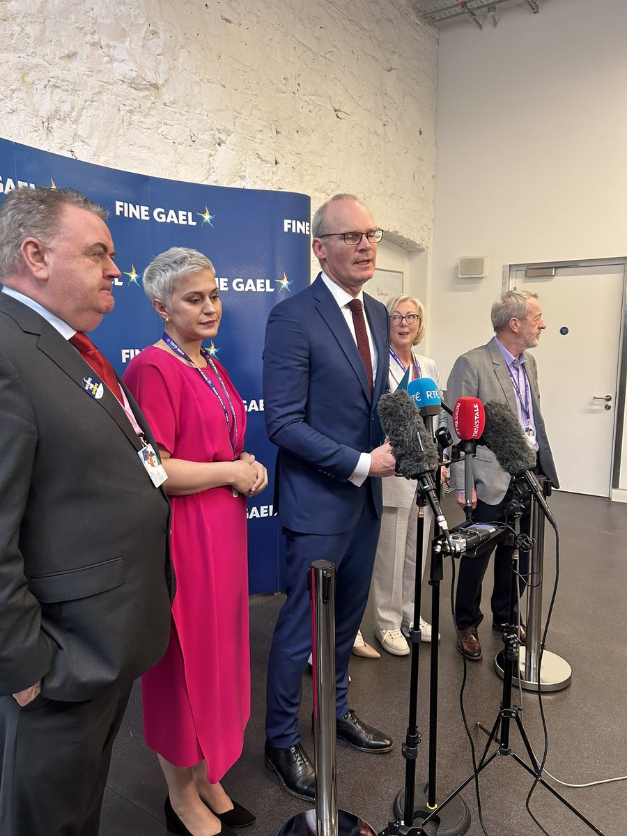 At the Fine Gael Ard Fheis in Galway, Simon Coveney insists that his decision to step down from Cabinet “wasn't about being shafted or anything like that” He says he doesn’t know if he would have been in Simon Harris’ Cabinet next week @IrishMirror