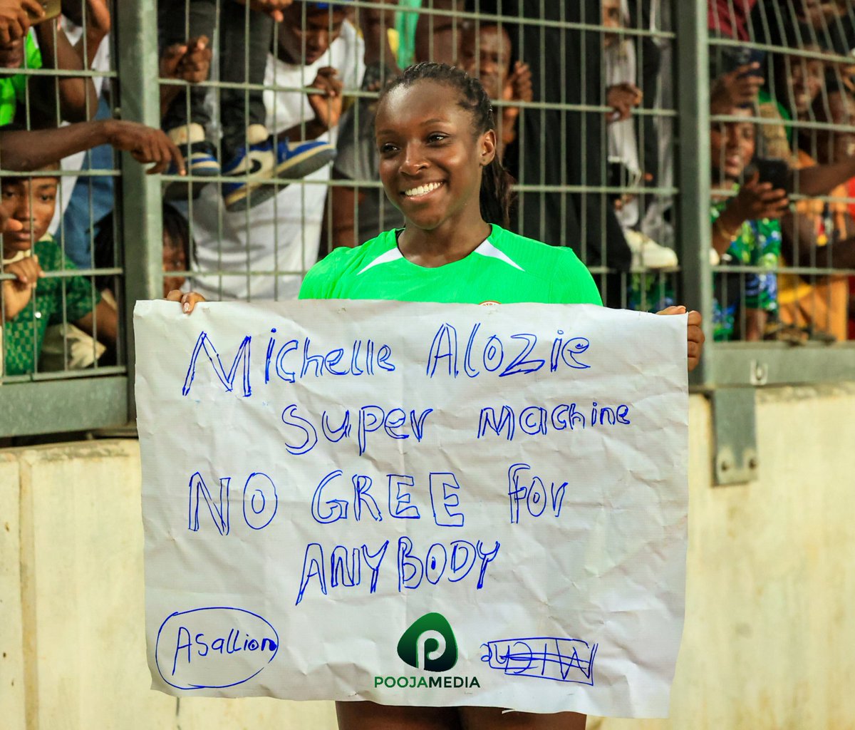 A fan gave Alozie a cardboard after the game. 😁