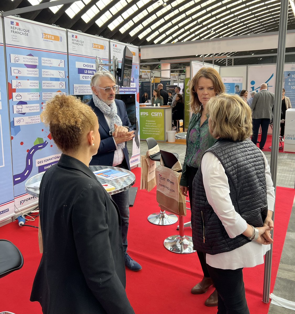 NatachaChicot's tweet photo. Le Salon de @letudiant, un rendez-vous incontournable pour découvrir l’#apprentissage grâce à nos intervenants des Greta et CFA, aux démonstrations des lycées professionnels et au Van de l’apprentissage, une initiative de l’@AcademieNice en direction de nos jeunes @EDidierDafpic https://t.co/Ln8xrqEdyR