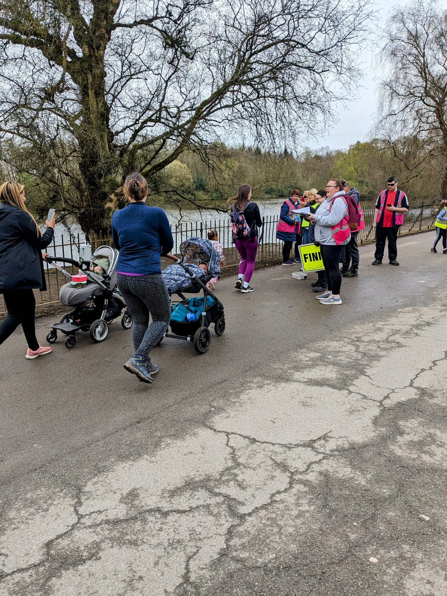 Brighda and three new @parkrunUK mums enjoying walking at @heatonparkrun. The volunteers couldn't have been more supportive! 🧡