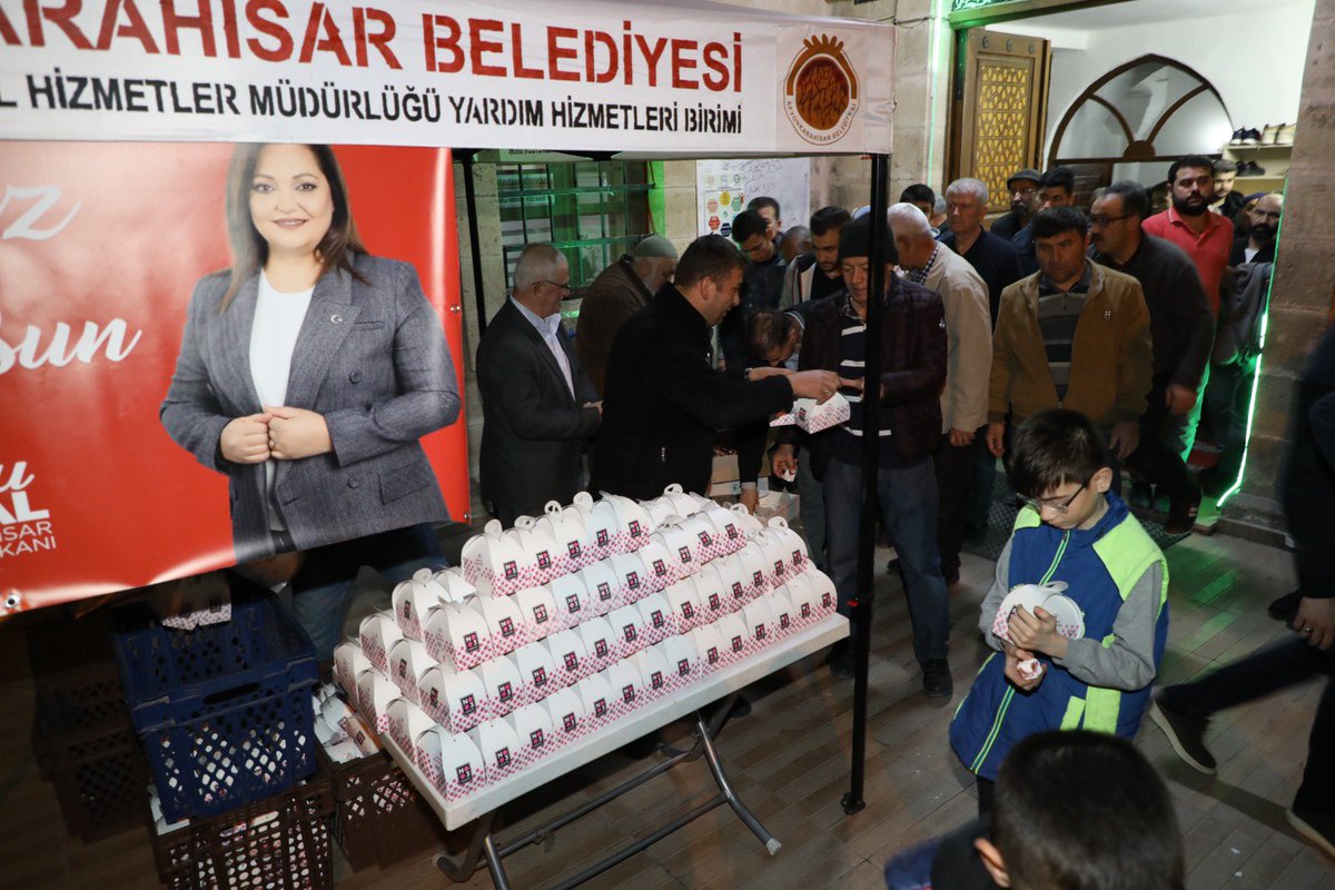 Mübarek Kadir Gecesini Camiilerde idrak eden vatandaşlarımıza kandil simidi ikram ettik. Birlik ve beraberliğimiz daim olsun.