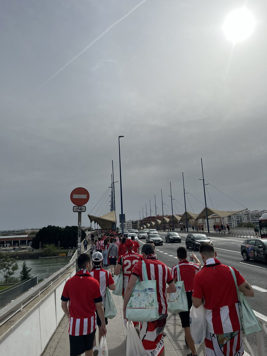 Está esto petado y ni hemos llegado al centro aún @AthleticClub #finaldecopa