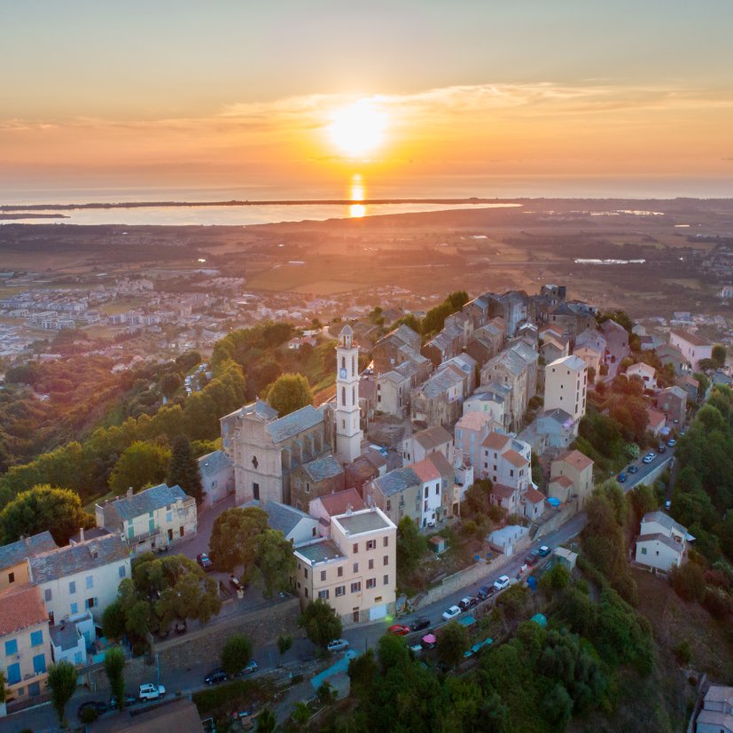 Borgo : vieux village corse aux maisons de schiste, situé sur un promontoire rocheux,domine la mer et la lagune de Biguglia, de ce lieu splendide on y admire les îles de l'archipel toscan:Elbe, Pianosa, Capraia, Montecristo et l’étang de Biguglia à son pied.