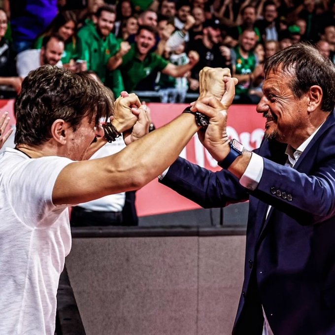 asisttime's tweet photo. Ergin Ataman, son sıradan aldığı ve psikolojik olarak bitiik Panathiniakos'u, Euroleague de ikinci sıraya taşıyarak yine çok büyük bir iş başardı.

Aynı zamanda taraftarlardan, yönetimden ve oyunculardan da çok büyük saygı görüyor:

▪️ Başkan Giannakpoulos: Ergin Ataman'ı Euroleague'in en iyi koçu olarak tanımlıyor.

▪️Taraftarlar: Tüm taraftarlar salona geri döndü ve adına besteler yapılmış durumda. 

▪️Oyuncular ise koçu inanılmaz sahipleniyor. Neredeyse her roportajlarında koçtan saygıyla bahsediyorlar.

▪️Eski efsane basketbolcular: Ergin Hoca ile birlikte Panathiniakos'un Obradovic dönemine geri döneceğine eminler. 

Bir de ilk yılında Final Four + Şampiyonluk gelirse ilk sezonunda Panathiniakos efsanesi olur.