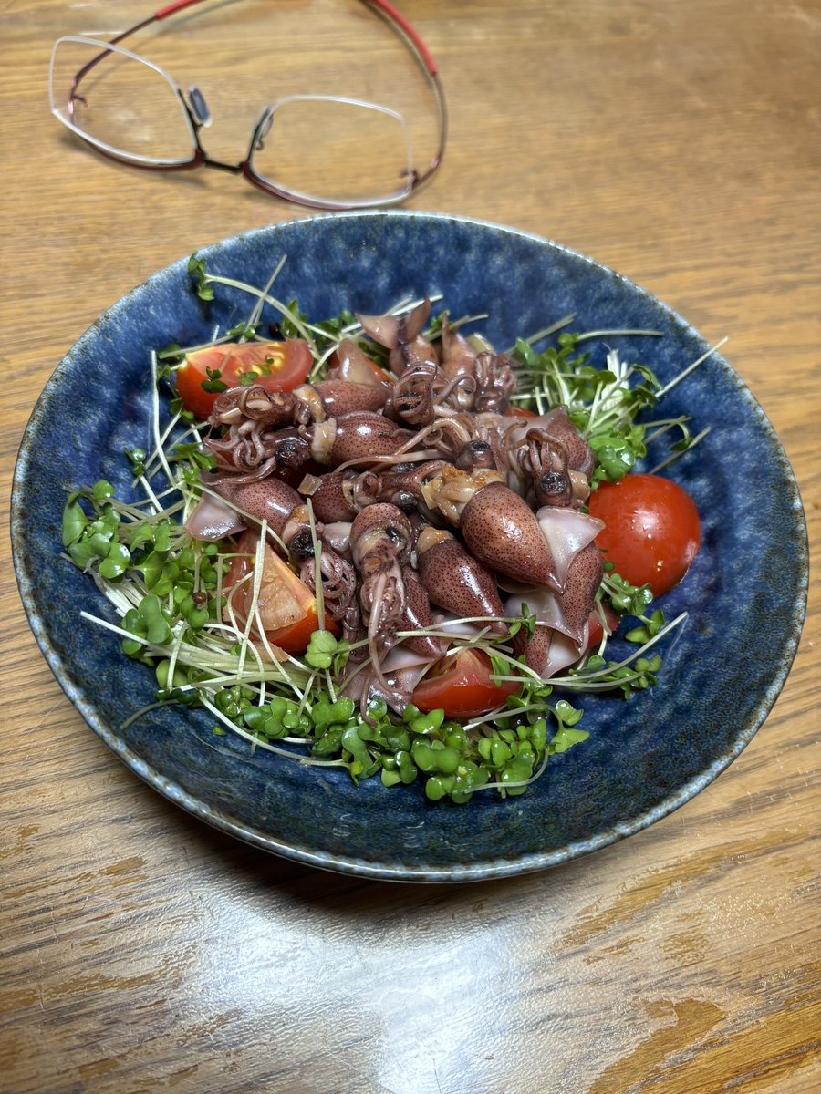 hidebond's tweet photo. 今日は1人なんでゆるゆるとスタート
ホタルイカ酒蒸し〜
#伊勢角屋麦酒 #HIMEWHITE #ホタルイカ酒蒸し #酒の肴 #土曜日 https://t.co/vVALfMymAF