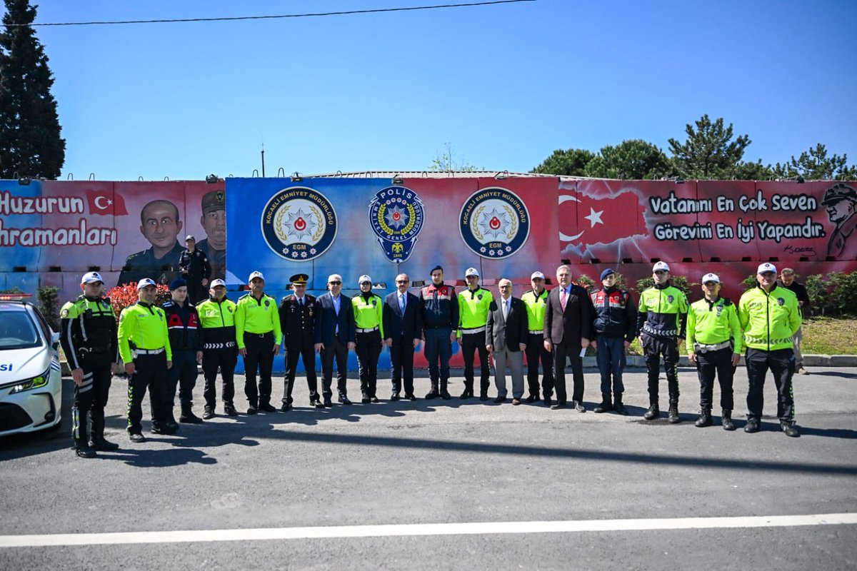 Gebze trafik uygulama noktasını ziyaret edip, denetimlere katılarak trafik kurallarını hatırlattık.  Kahraman Güvenlik Güçlerimize çalışmalarında kolaylıklar diliyorum. Trafik kurallarına uyalım, bayramlar hüzne dönüşmesin. 
#TürkiyeninHuzuru🇹🇷
#RamazanBayramı