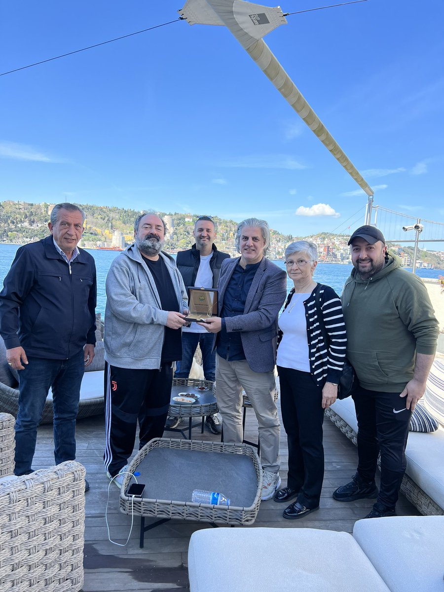 Anadoluhisarımıza verdiği kıymetli desteklerden ötürü Nevzat Aydın Bey ‘ e kulüp başkanımız İlker Güner Bey ile teşekkür plaketimizi sunduk. Yalnız bırakmayan Muhtarımız Güzin Ablamız , Abimiz Recep bey ve kardeşim Melih Babuz’a da teşekkür ederim. 💛💚 <a href="/zagortenay76/">Nevzat Aydın</a>