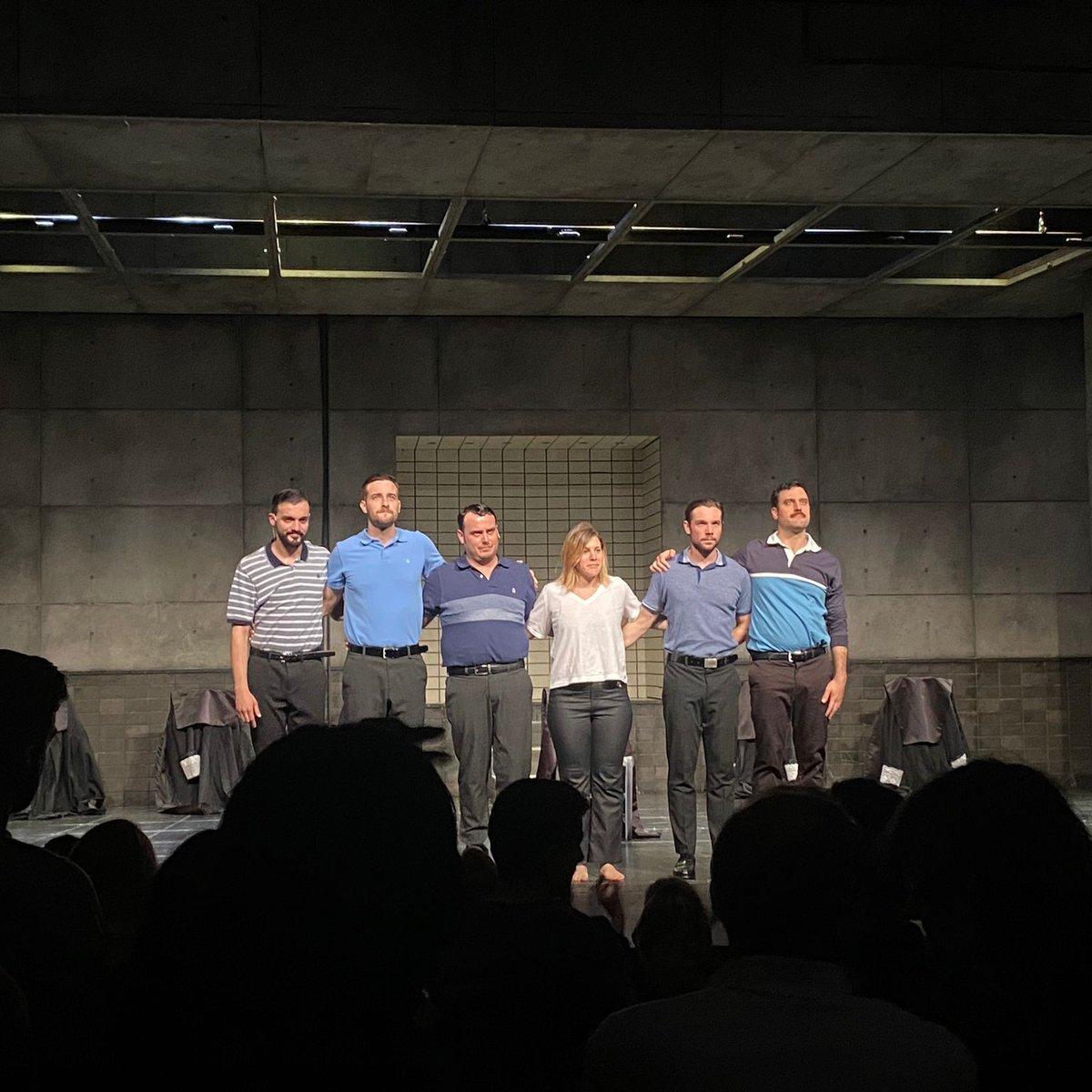 Ayer volví a ver Jauría, está vez en el @Teatre_Romea. Estaba a reventar y el aplauso final duró minutos. No es para menos con el tremendo elenco y por todas las emociones por las que nos hicieron transitar. Gracias por educar miradas. Acompañadísima con mi @laragomez93 💜