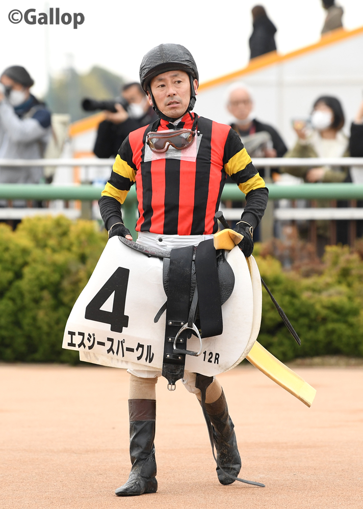 週刊Gallop（Weekly Gallop） on X: 本日放送されたテレビ東京系『ウイニング競馬』のVTR出演で引退することを発表した #勝浦正樹  騎手。 最終レース騎乗時（エスジースパークルで12着）には、ファンから「勝浦辞めないで！」という声が響き渡りました。 https://t.co ...
