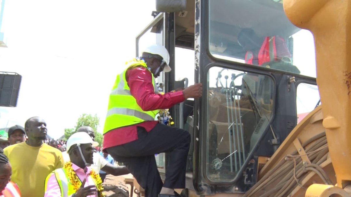 H. E Governor Jeremiah Lomorukai,Napotikan launched the upgrade of Lodwar municipality 3km streets to bitumen on Thursday 4/04/2024.

I was privileged to be part of the leads in the planning and project delivery team.