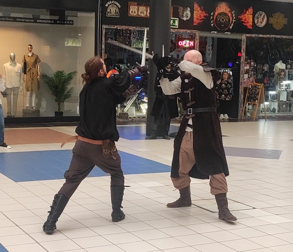 Amenizando el centro comercial puerta de Toledo en Olías del Rey