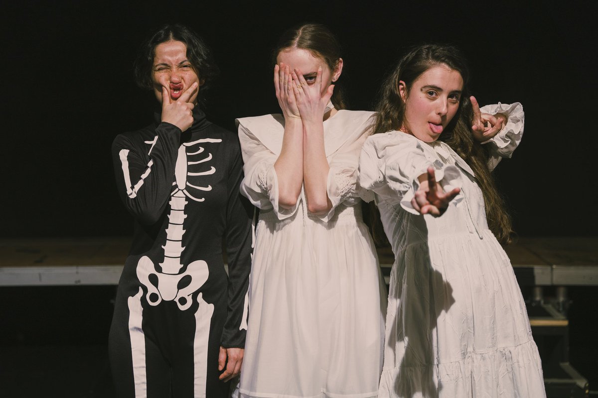 Pecadodehybris1's tweet image. Llevábamos las uñas barnizadas de rojo, pero nos las mordíamos. Eran rojinegras, como la bandera anarquista.
20 días para el estreno de PRIMERA SANGRE, Premio @fundacionsgae  🥀🩸🐖 en el @centrodramatico
Entradas en dramatico.mcu.es

#teatro  #perfornance #literatura