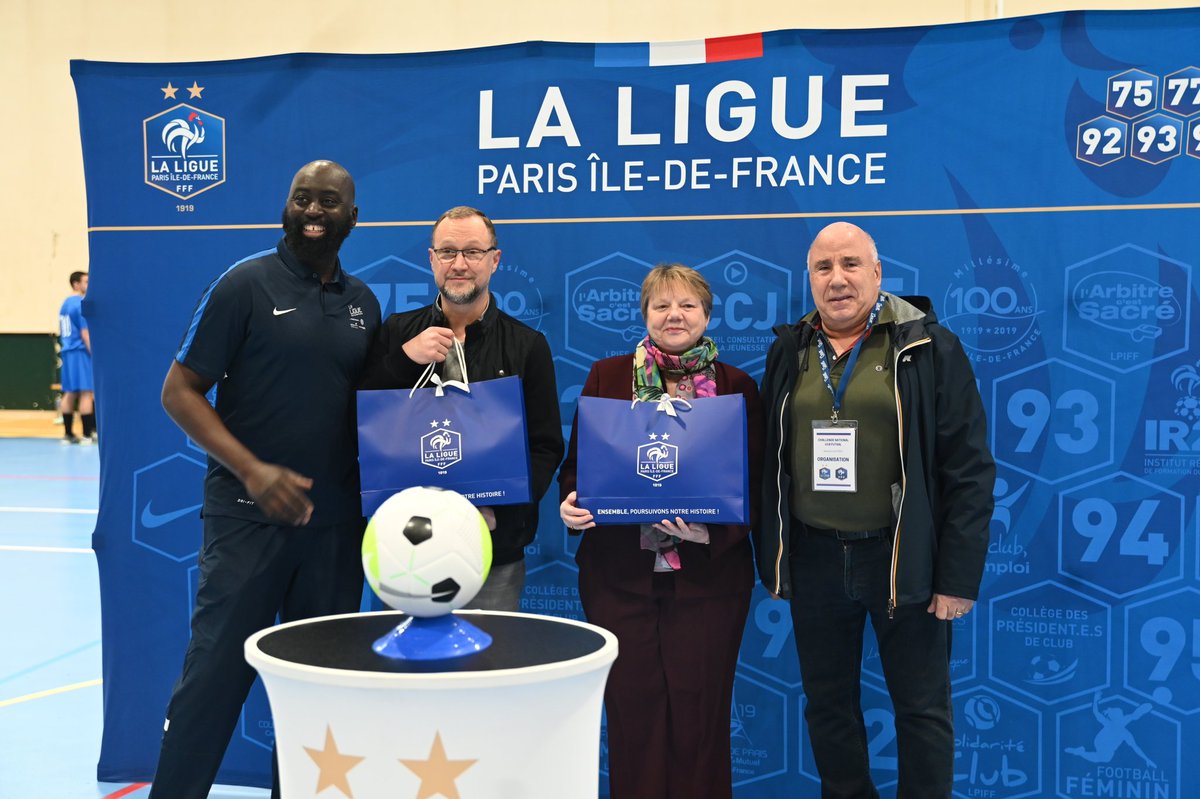 La phase qualificative pour le Challenge National U18 Futsal a commencée ce samedi.

Elle se déroule au Gymnase Henri Wallon du club de Bagneux Futsal !

La maire de Bagneux sur Seine était présente pour lancer la compétition.