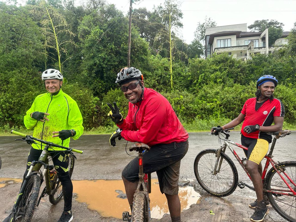 Pedaling through the raindrops, because a little water won’t dampen our determination. 🚴‍♀️☔️ #RainOrShine #CyclingLife #tipwatipwa
