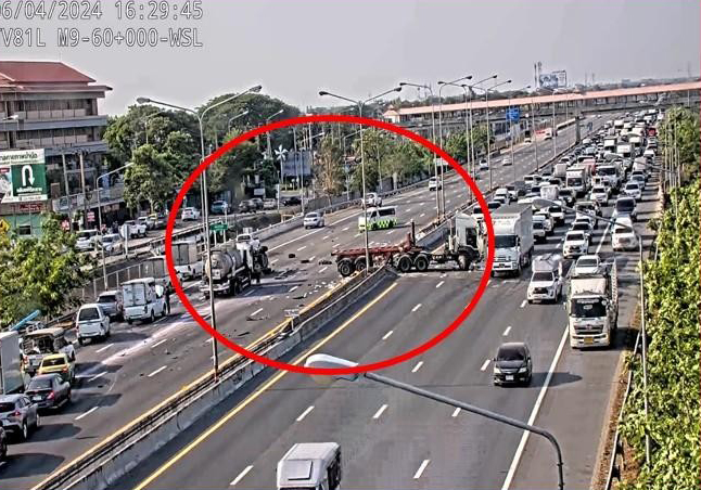js100radio's tweet photo. 16:51 #อุบัติเหตุ #ถนนกาญจนาภิเษก ช่วง ต่างระดับวัดสลุด >ต่างระดับอ่อนนุช ที่บริเวณกม.59+900 รถบรรทุก ไม่ทราบคู่กรณี ท้ายพ่วงหมุนขวาง 3ช่องทางขวามุ่งหน้าบางปะอิน และ ส่วนหัวขวาง 2ช่องทางขวามุ่งหน้าบางพลี จนท.กำลังดำเนินการ การจราจรติดขัด #รถติด 

(Cr.มอเตอร์เวย์) https://t.co/UxV5XTRr5s