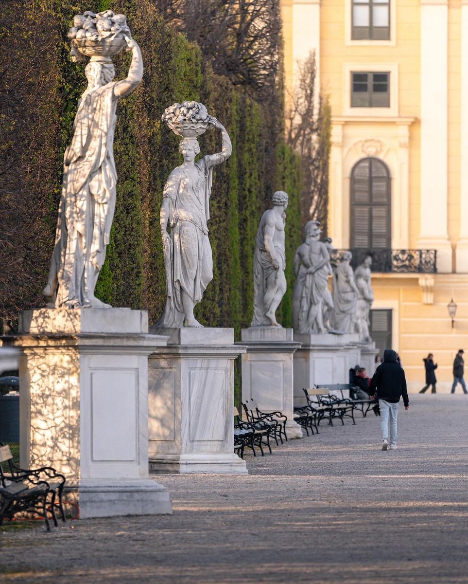 We wish you a wonderful #weekend from the blossoming #palace #gardens of #Schönbrunn! With the sights and scents of #spring beckoning, the grounds of Schönbrunn invite you for exploration. We look forward to your visit! 🌸 📸 by instagram.com/vienna_visitas 🤩