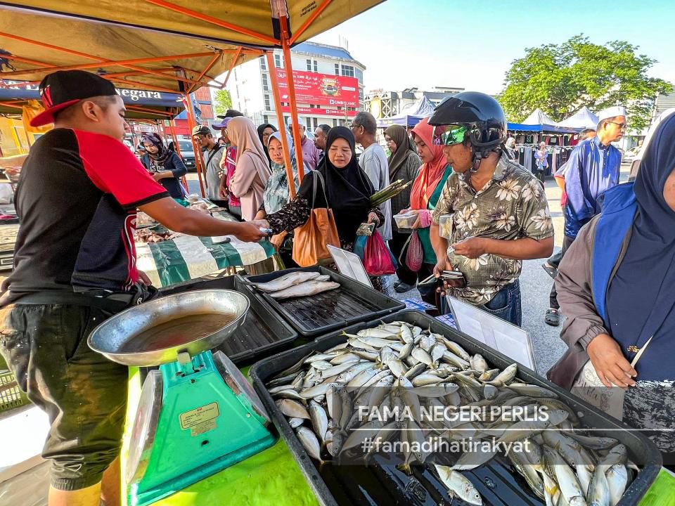 6 April 2024 | Bagi memudahkan pengguna mendapatkan barangan keperluan persediaan Aidilfitri dengan harga yang berpatutan, FAMA Negeri Perlis telah menganjurkan Program Semarak Syawal Agro MADANI di Dataran MAIPs, Kangar hari ini.