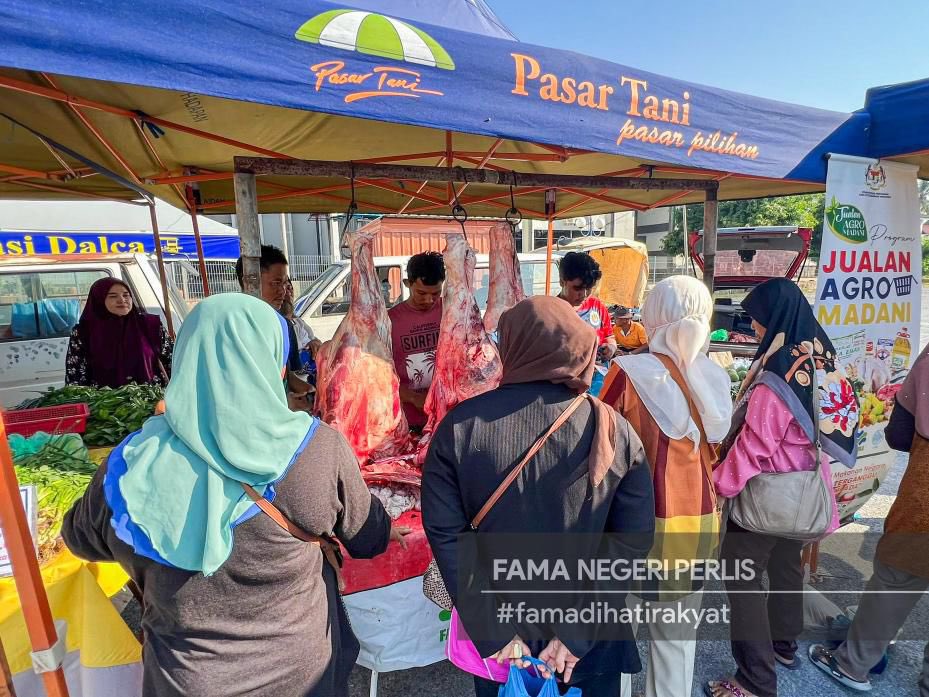 PerlisFama's tweet photo. 6 April 2024 | Bagi memudahkan pengguna mendapatkan barangan keperluan persediaan Aidilfitri dengan harga yang berpatutan, FAMA Negeri Perlis telah menganjurkan Program Semarak Syawal Agro MADANI di Dataran MAIPs, Kangar hari ini. https://t.co/6mgE9D66XJ
