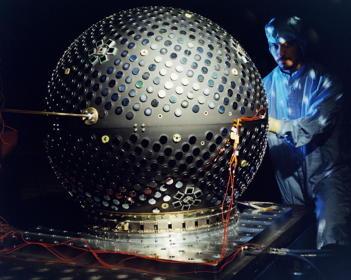 Reposting this thread on the shared cypherpunk roots of #Tor, #Wikileaks, #Bitcoin, and #filesharing for the weekend crew (apologies) with another (real!) photo from the NRL archives, this time of some of our favourite military-academics consulting The Orb.