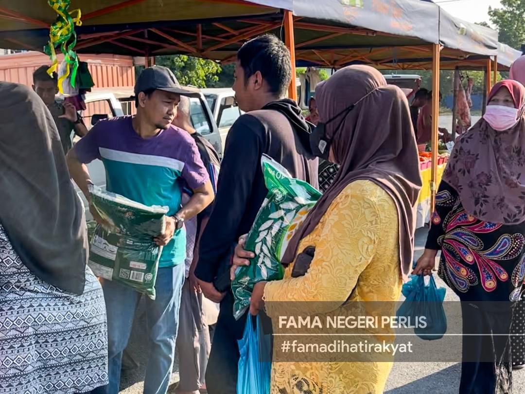 En Mohd Anzara bin Azizan, Pengarah FAMA Negeri turun padang bagi memantau pelaksanaan program ini dan turut mengedarkan ketupat dan rendang serta sampul raya kepada pengunjung dan menyampaikan sumbangan Sentuhan Kasih Ramadan kepada imam Masjid Nurul Hikmah dan rakan media