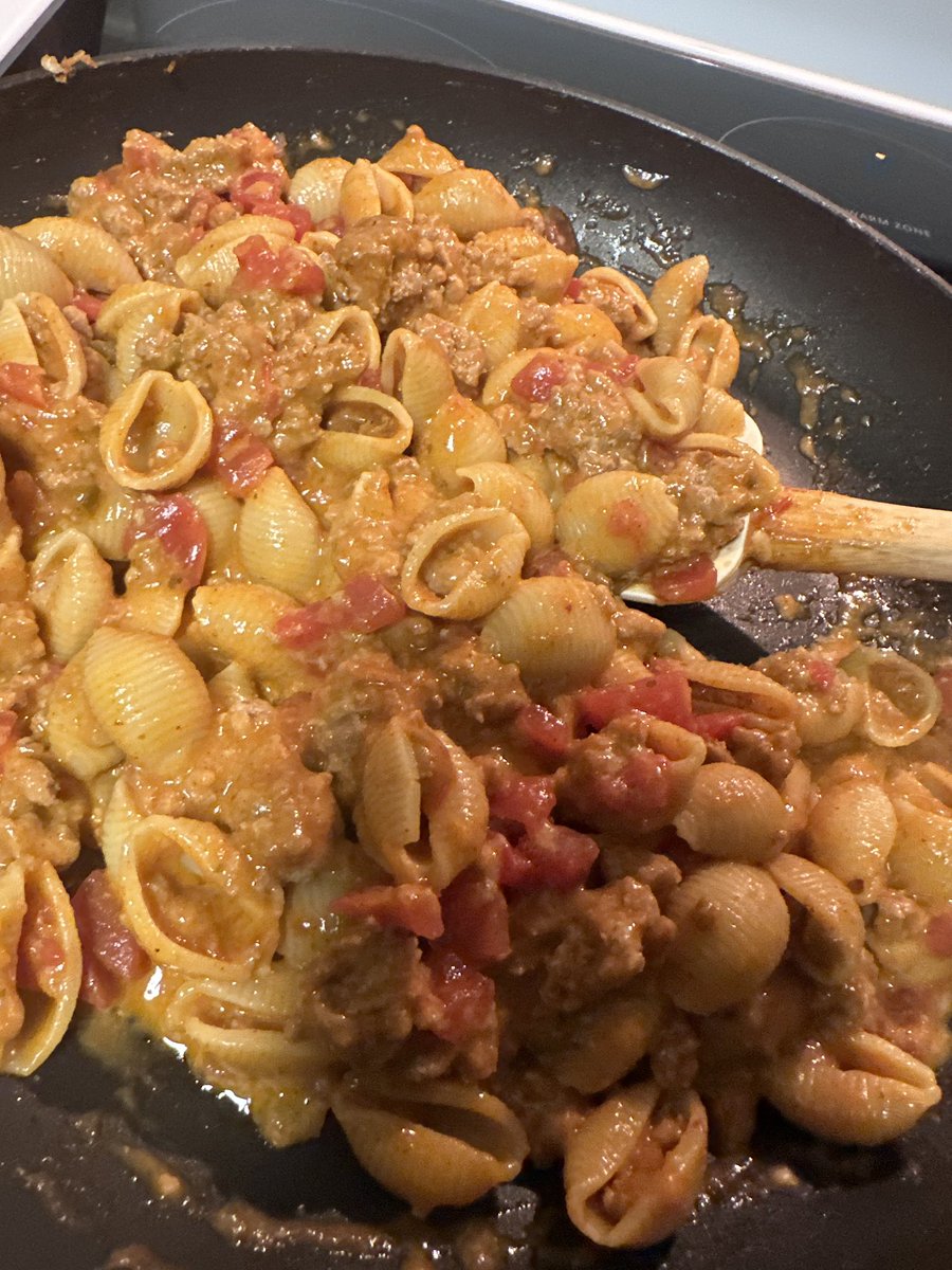 MomoGasmic's tweet photo. Turkey Taco Pasta topped with Cheese, Diced Tomatoes &amp; Green Chiles 🤌🏽 #food #foodie https://t.co/RiDQ8qW8wr