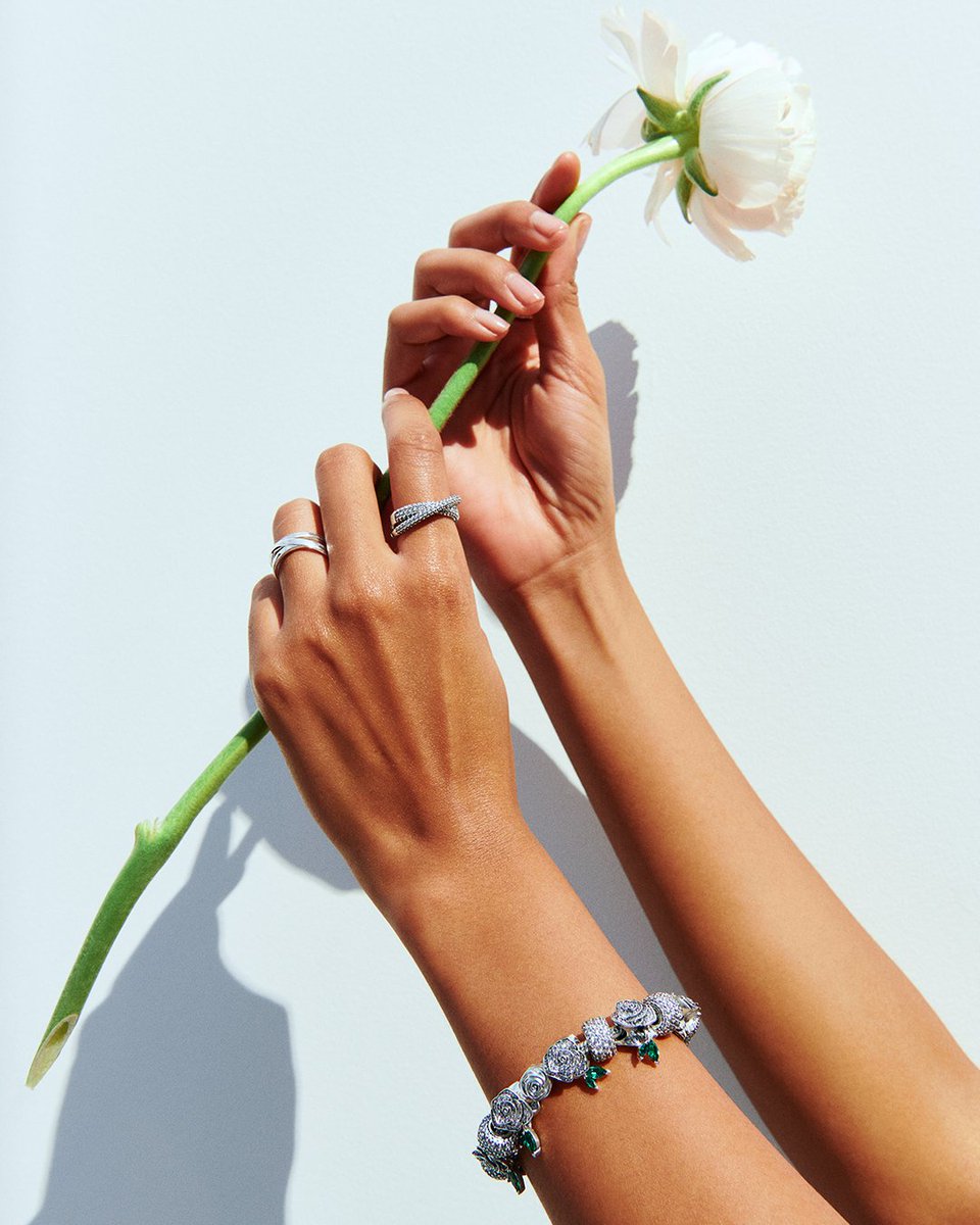 Be in bloom with the floral jewellery trend. 🌸 Shop now: to.pandora.net/1DZhnu