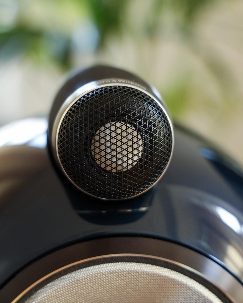 800 Series Signature features our Solid Body Tweeter-on-Top housing, engineered with an elongated form and a longer tube-loading system. Photo by @hifilinzbach #BowersWilkins #800SeriesSignature