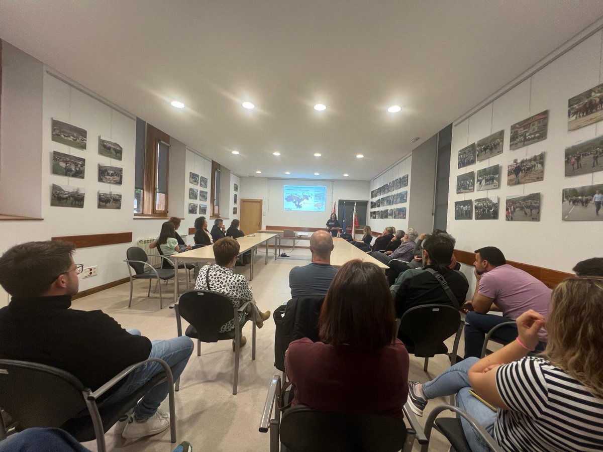 VirginiaCarrace's tweet photo. Muy agradecidas a las personas vecinos, alcaldes, #TAMN, @BbffCantabria  #EPRIF @AT_Brif @unican amigos que pudieron acercarse a la charla @GeonightO al @aytoruente

Como siempre, el debate, que acabó a las 22h, lo más enriquecedor.

Ánimo al operativo que está hoy apagando #IIFF https://t.co/wgdaiZ4sBZ
