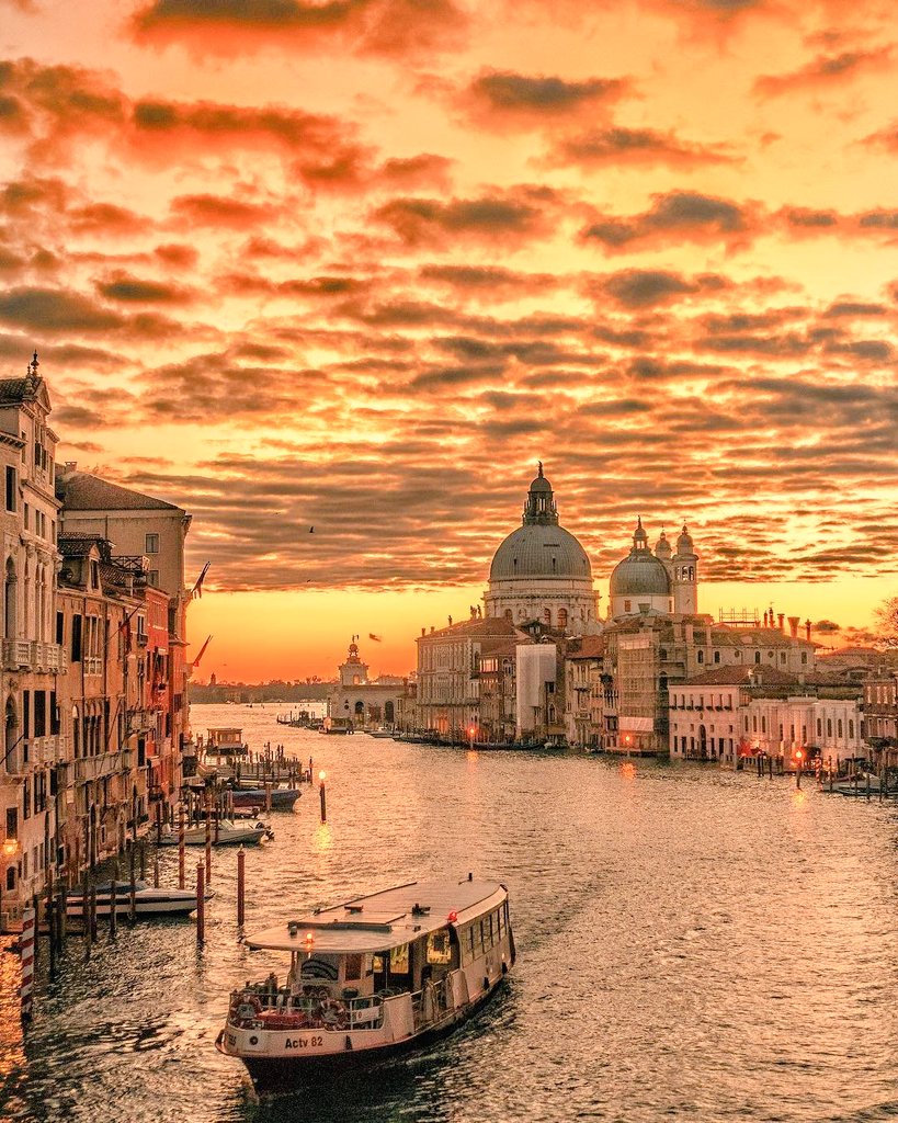 X_girlTraveler's tweet photo. Venice at sunset https://t.co/sdwGyp1VCZ